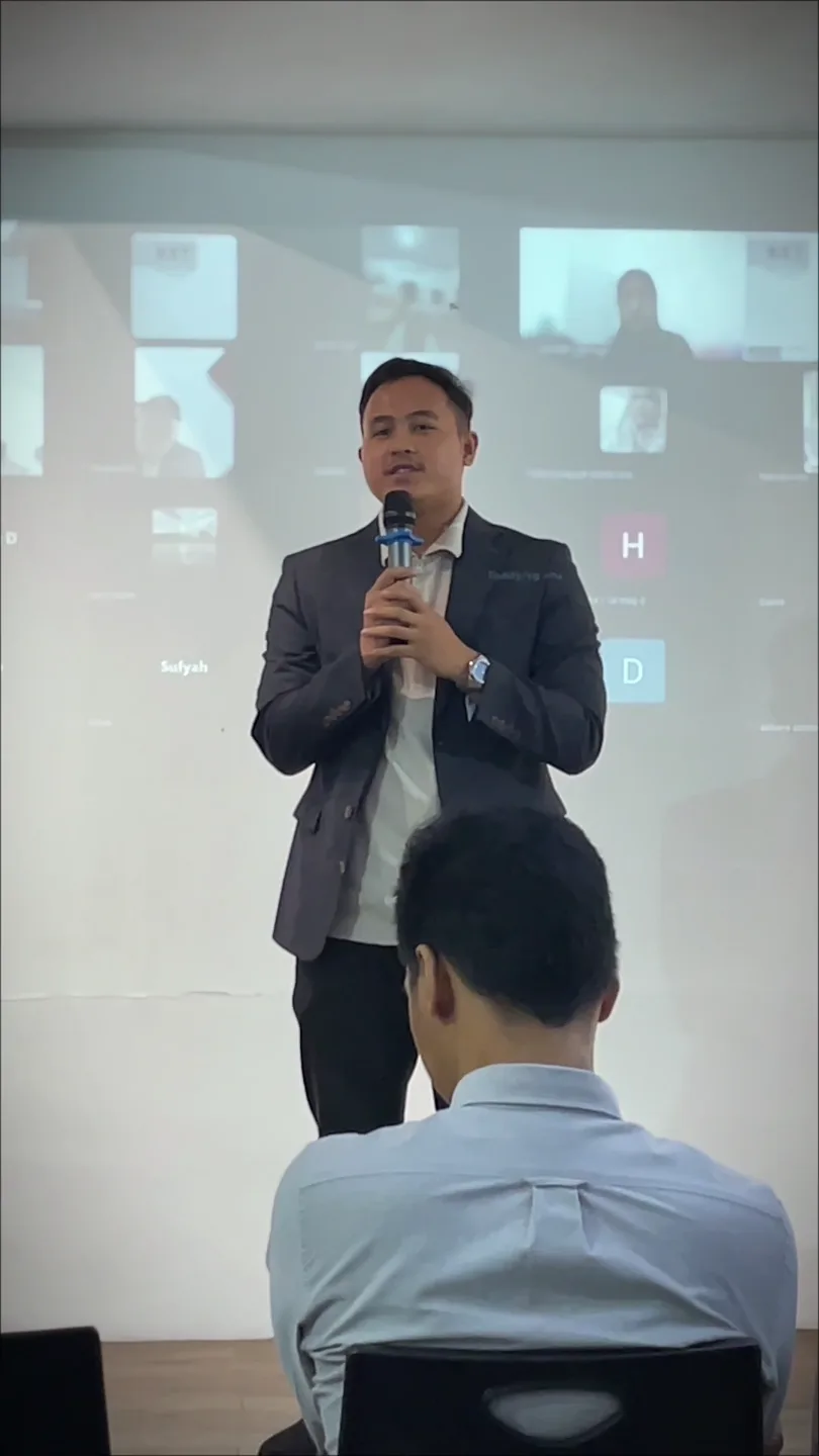 Azri bercakap di atas pentas